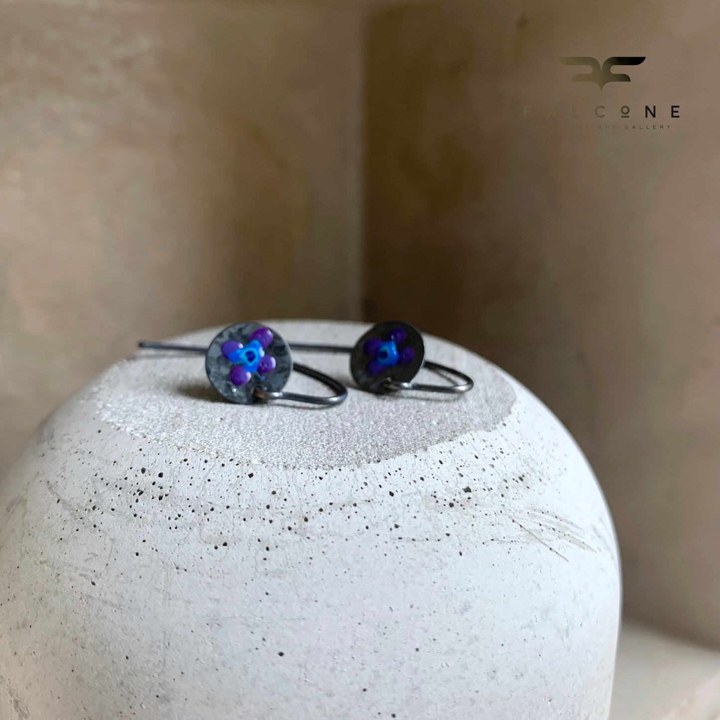 Pendientes de plata esmaltada 'Flores de campo - púrpura oscuro y azul'