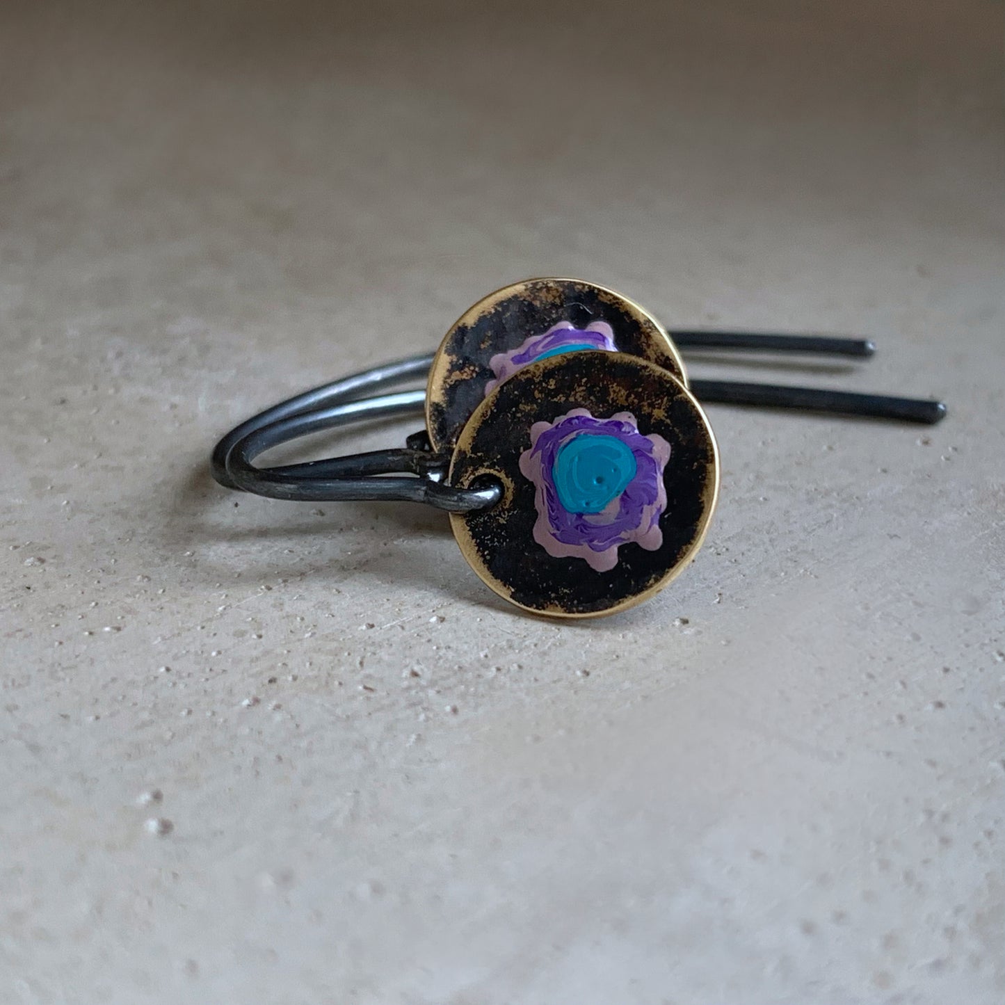Pendientes de latón y plata de ley 'Flores silvestres - azul y malva'