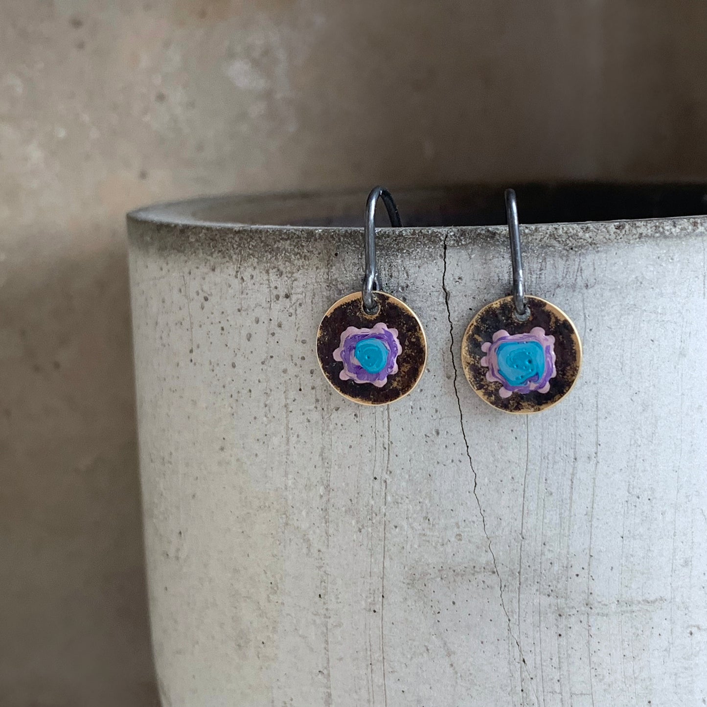 Pendientes de latón y plata de ley 'Flores silvestres - azul y malva'