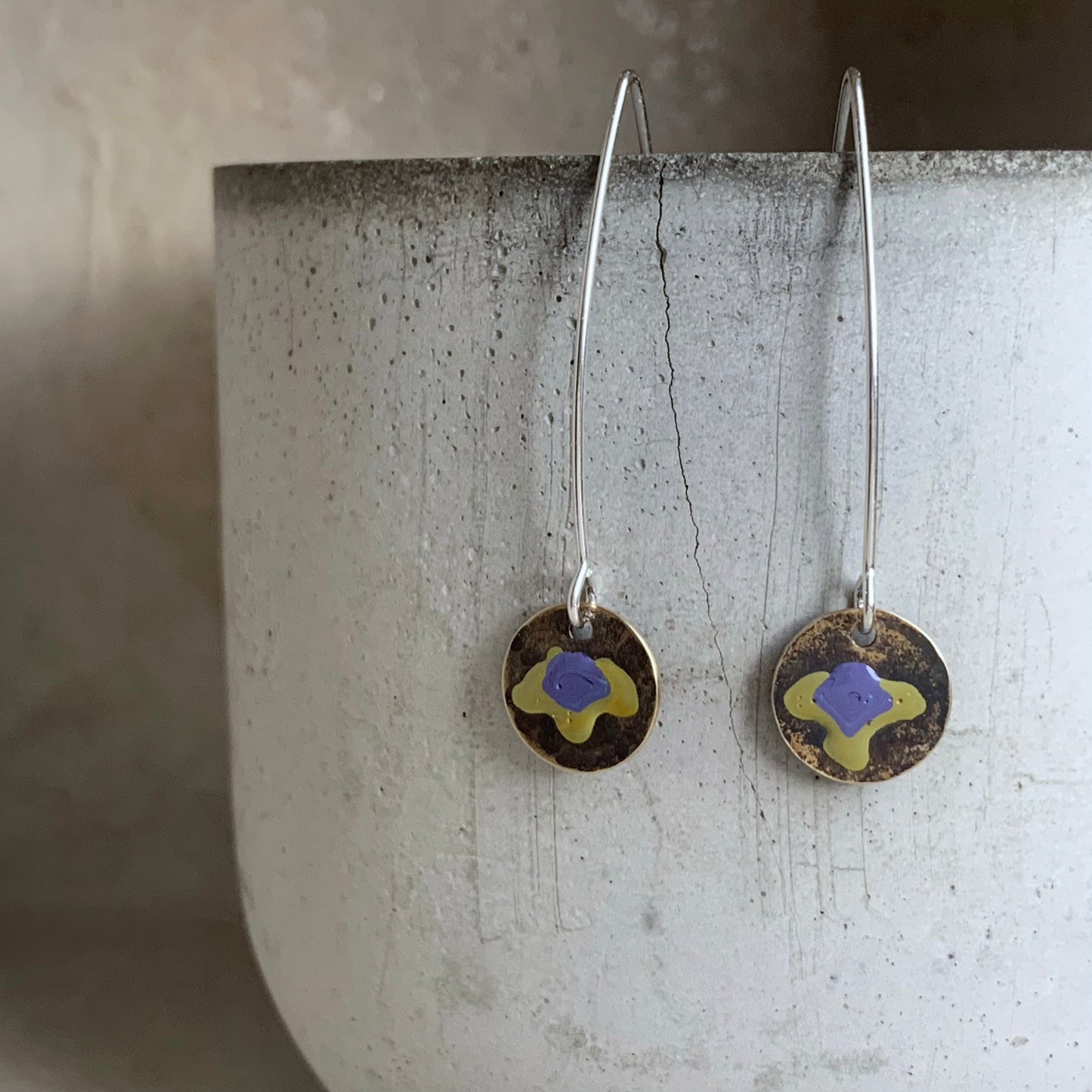 Pendientes de latón y plata de ley 'Flores del campo - morado empolvado y mostaza'