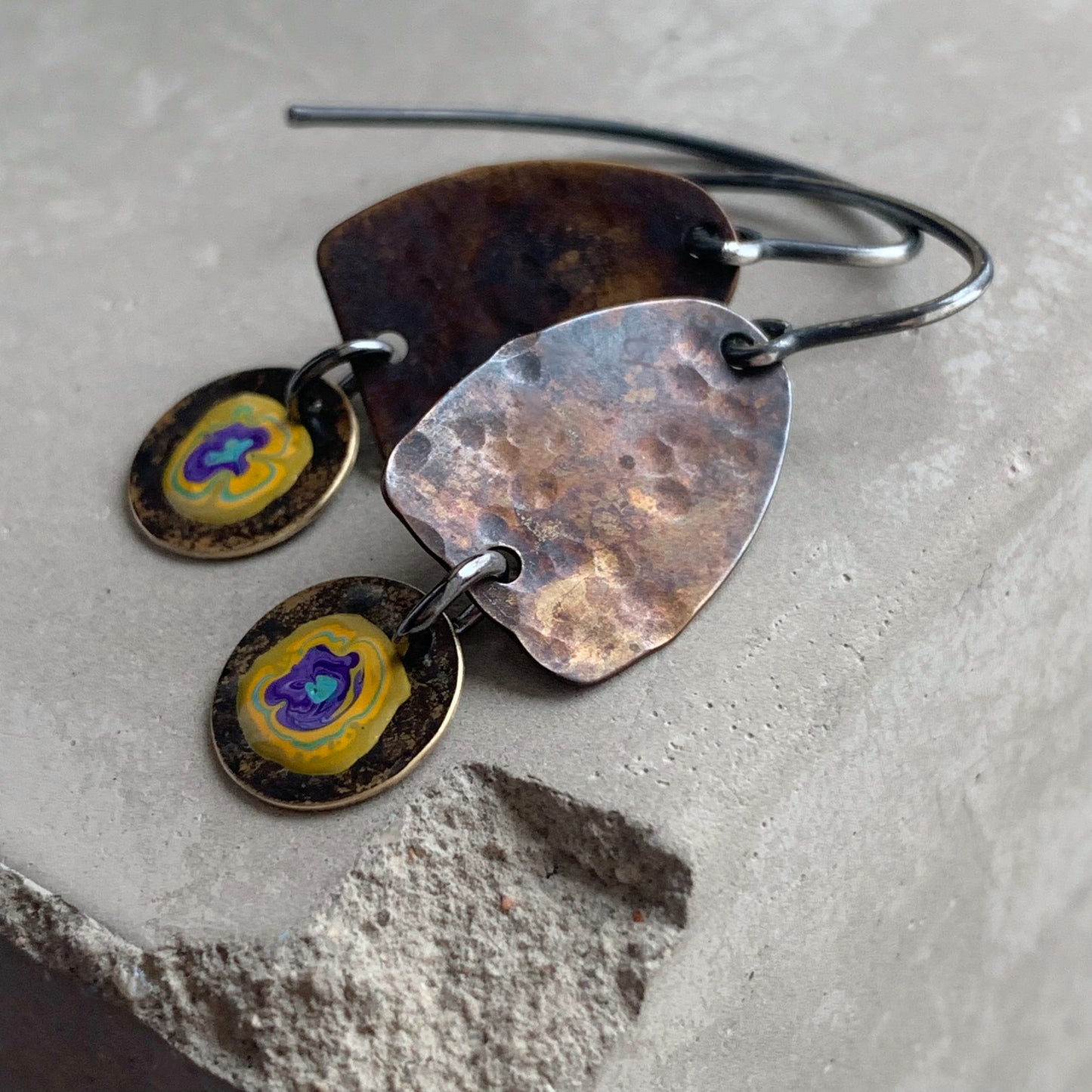 Pendientes de latón y plata de ley esmaltados 'Flores silvestres - marrón rústico y ocre'