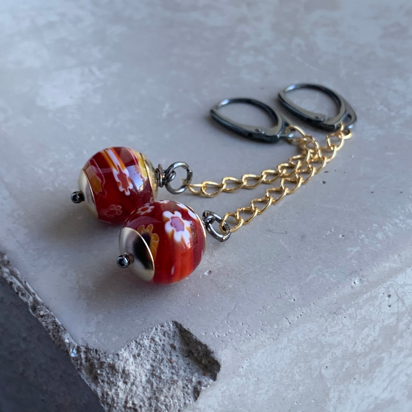 Pendientes de cristal, latón y plata de ley 'Millefiori rojo largo'