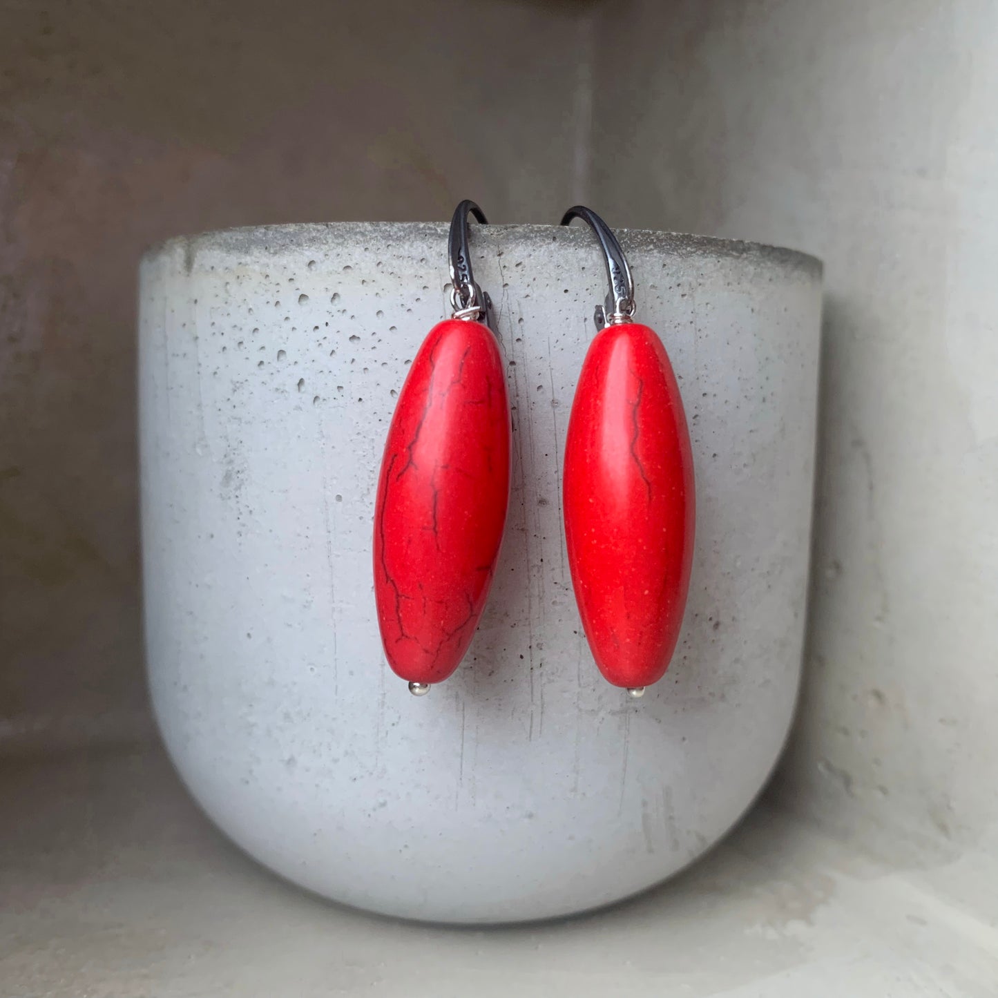 Pendientes largos con gema y plata 'Howlitas Rojas'