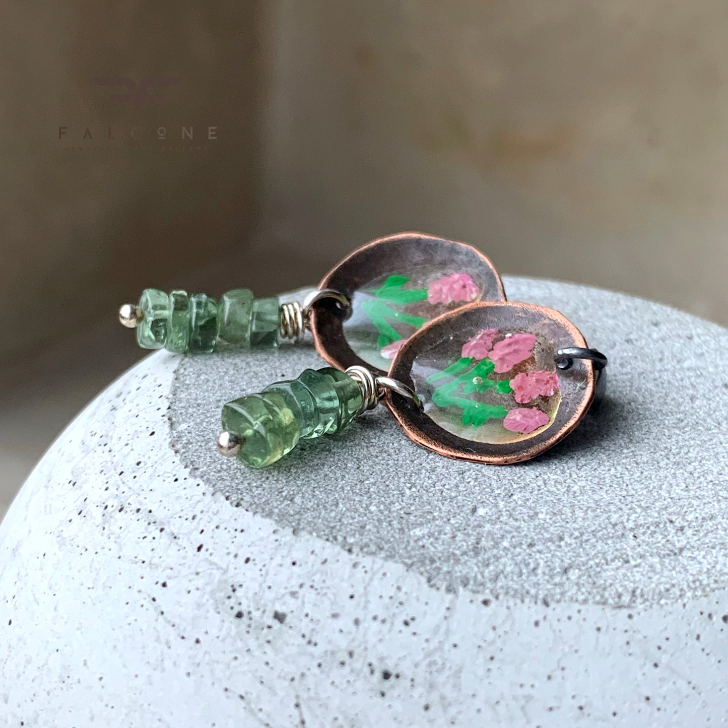 Pendientes de cobre y plata con flores esmaltadas y discos de peridotos 'Flowers in Peridots'