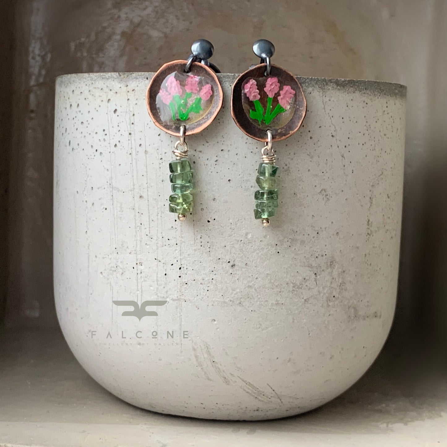 Pendientes de cobre y plata con flores esmaltadas y discos de peridotos 'Flowers in Peridots'