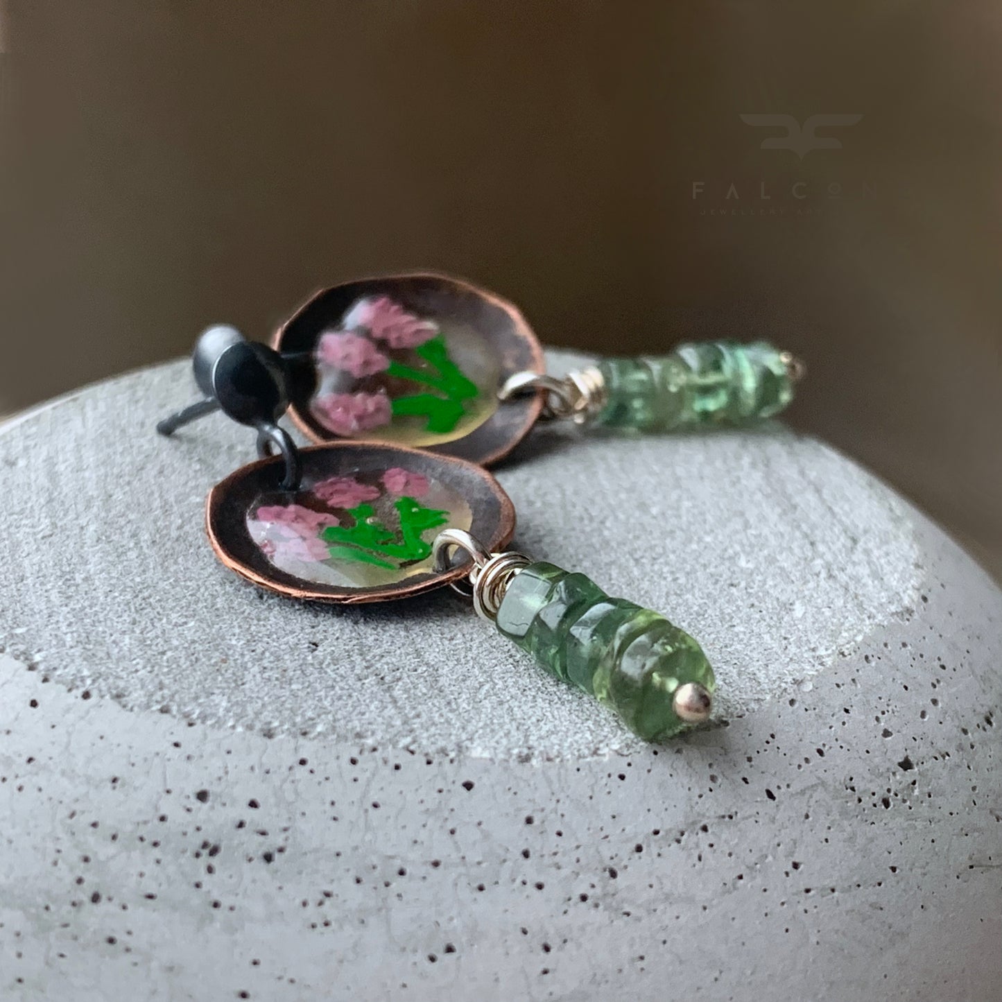 Pendientes de cobre y plata con flores esmaltadas y discos de peridotos 'Flowers in Peridots'