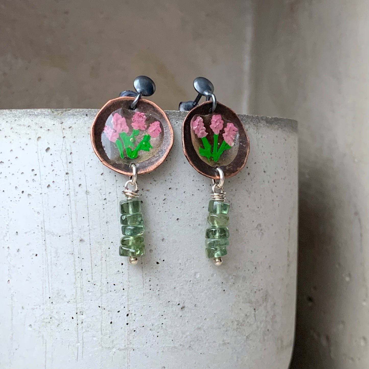 Pendientes de cobre y plata con flores esmaltadas y discos de peridotos 'Flowers in Peridots'