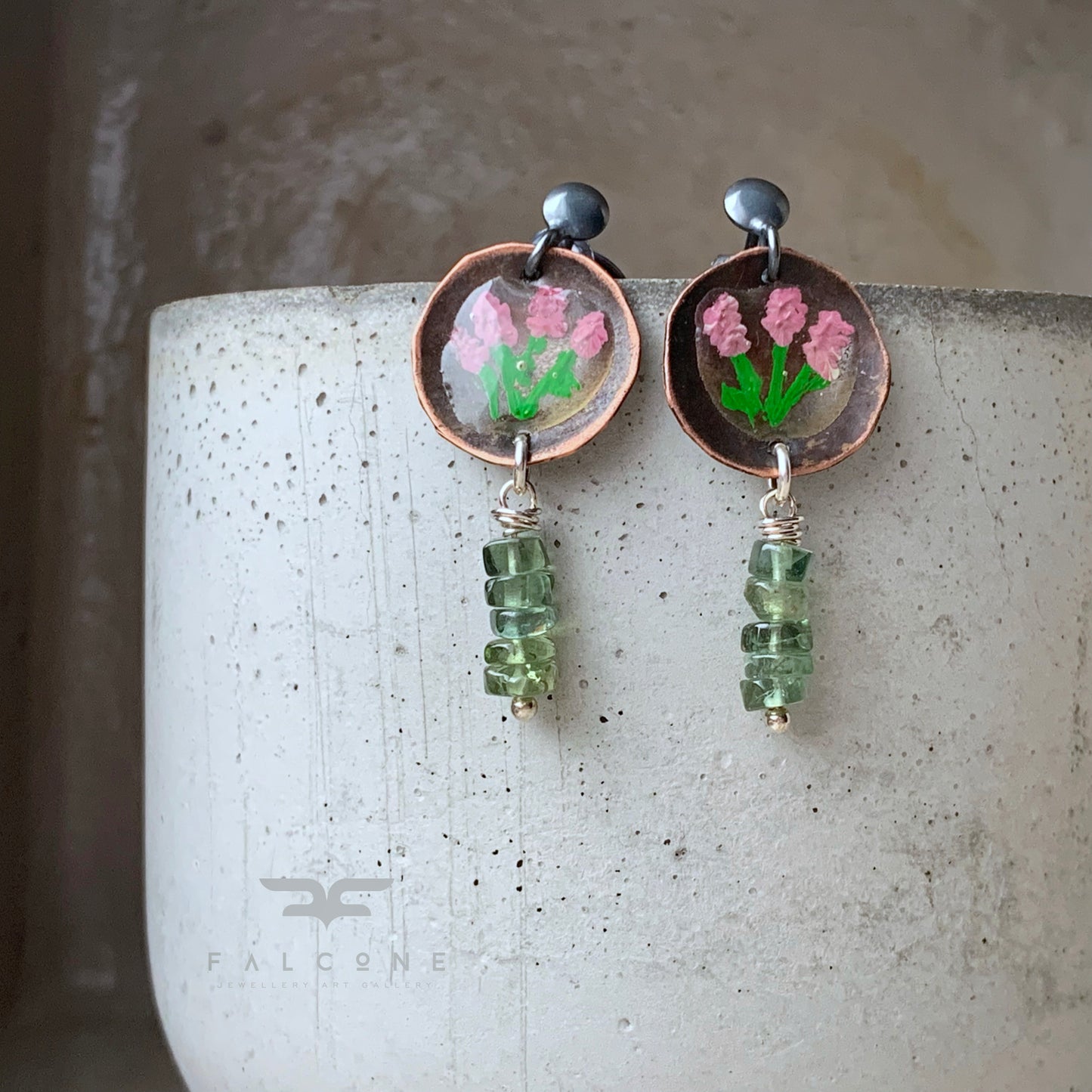 Pendientes de cobre y plata con flores esmaltadas y discos de peridotos 'Flowers in Peridots'