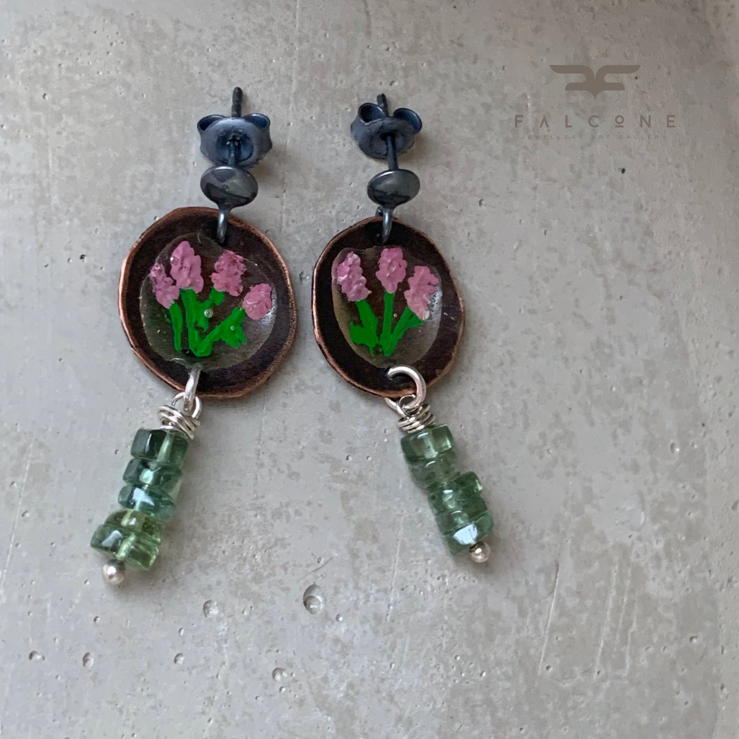 Pendientes de cobre y plata con flores esmaltadas y discos de peridotos 'Flowers in Peridots'