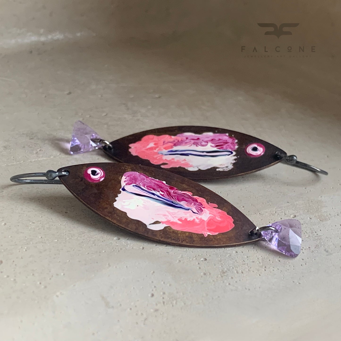 Pendientes de latón, plata de ley y cristales de Swarovski 'Pez rosa lila'
