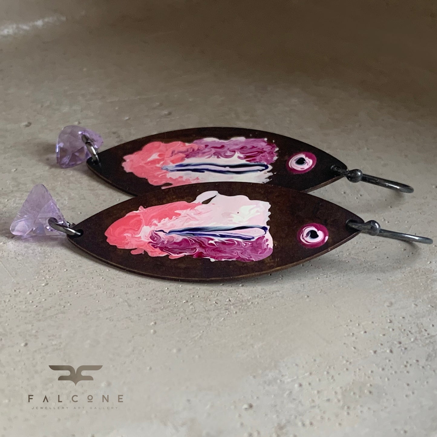 Pendientes de latón, plata de ley y cristales de Swarovski 'Pez rosa lila'