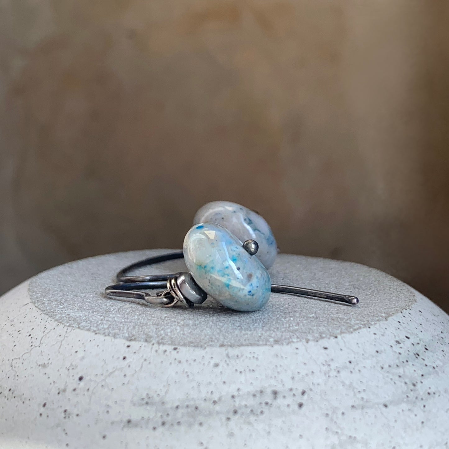 Pendientes con plata y piedras 'Larimar Gris'