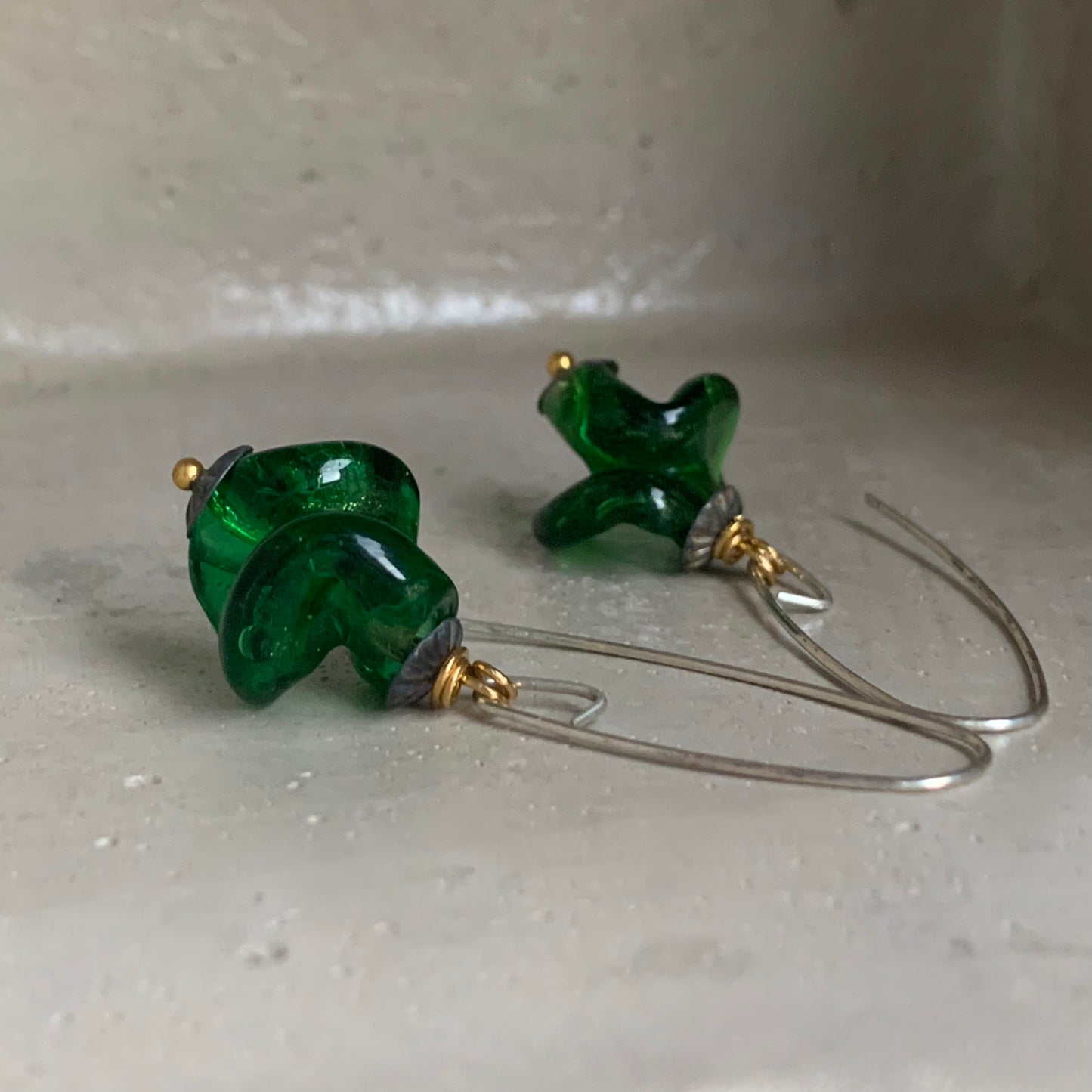 Pendientes llamativos con cuentas de cristal 'Green Twists'