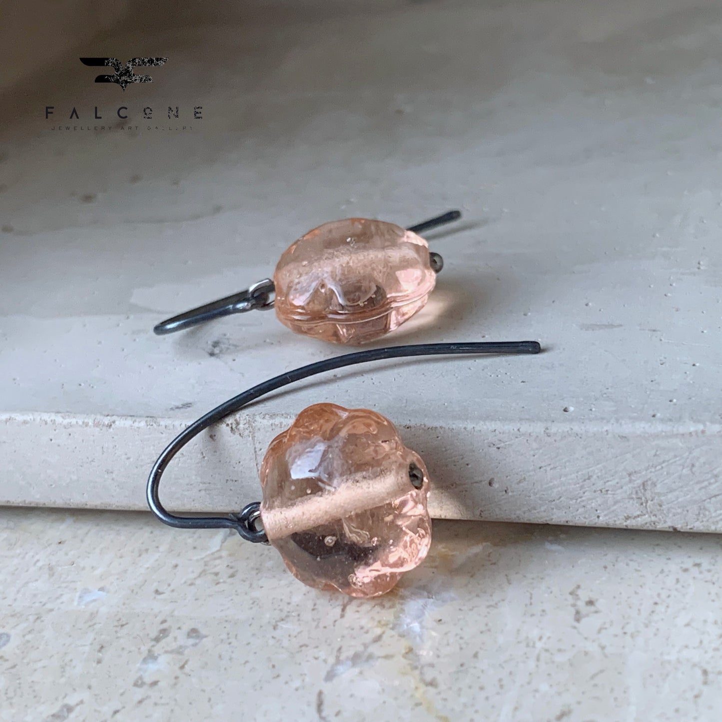 Pendientes finos de cristal con aros abiertos de plata 'Powder Pink'