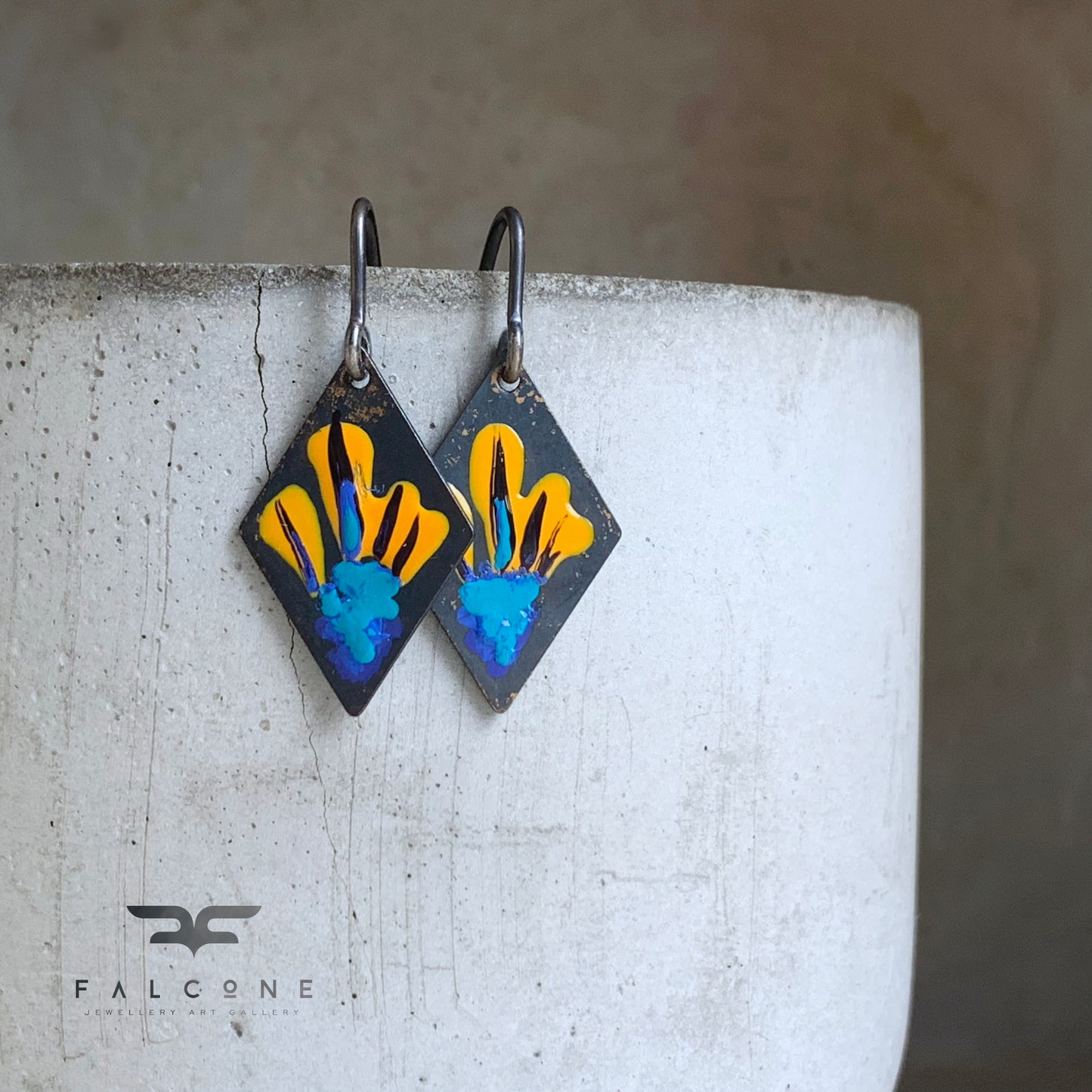 Pendientes esmaltados de latón y plata 'Pequeñas Flores - Amarillo Tropical'