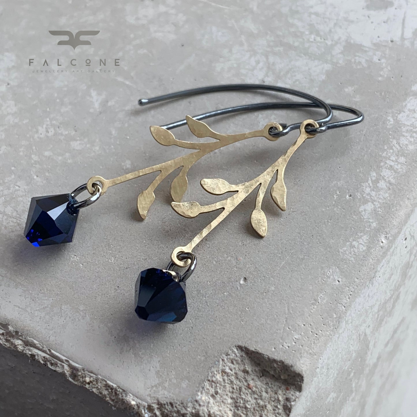 Pendientes de latón, plata de ley y cristales de Swarovski 'Rosa Urbana – Noche Oscura'