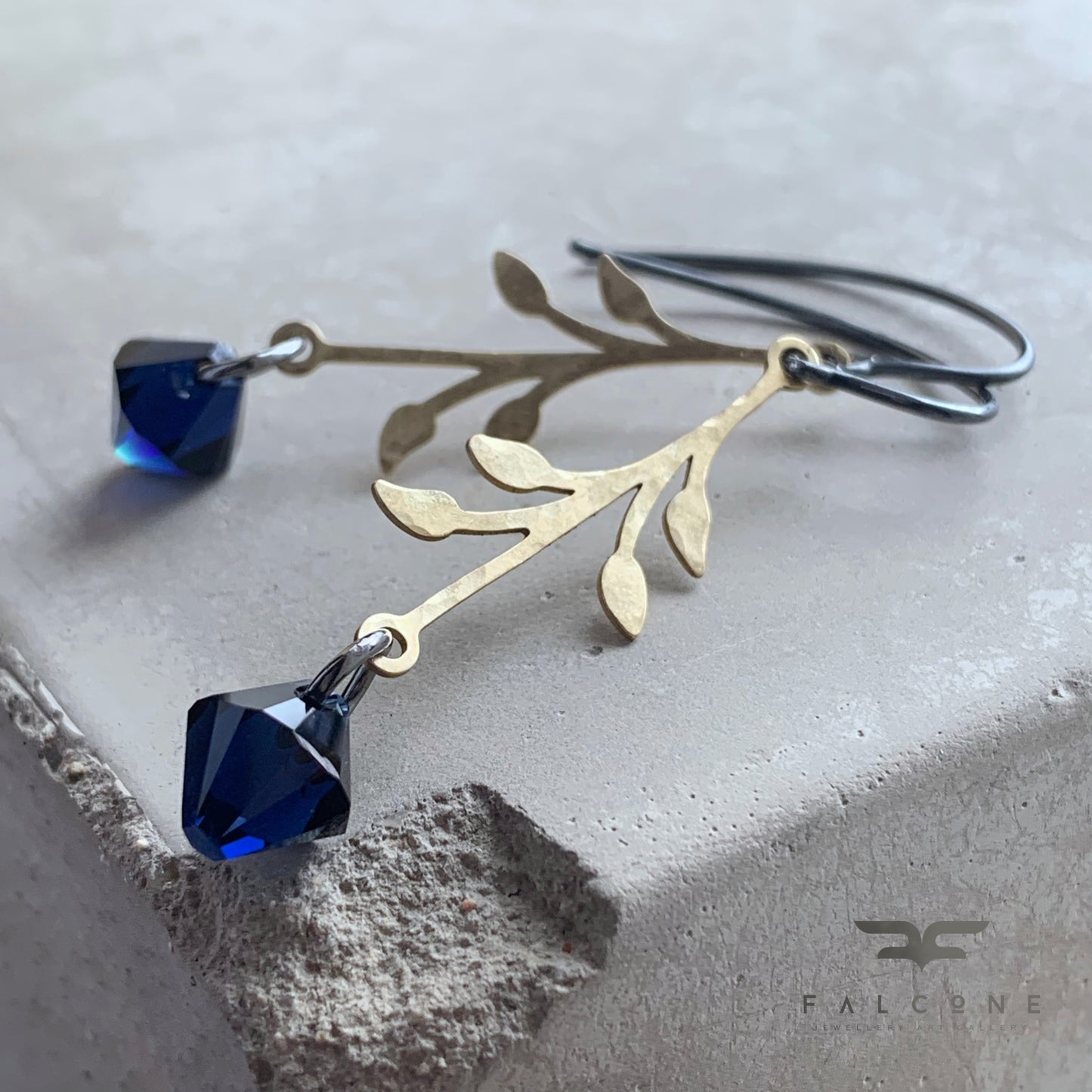 Pendientes de latón, plata de ley y cristales de Swarovski 'Rosa Urbana – Noche Oscura'