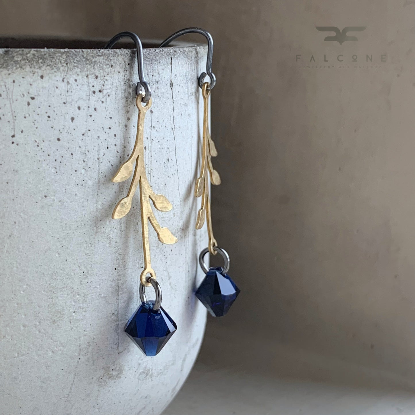 Pendientes de latón, plata de ley y cristales de Swarovski 'Rosa Urbana – Noche Oscura'