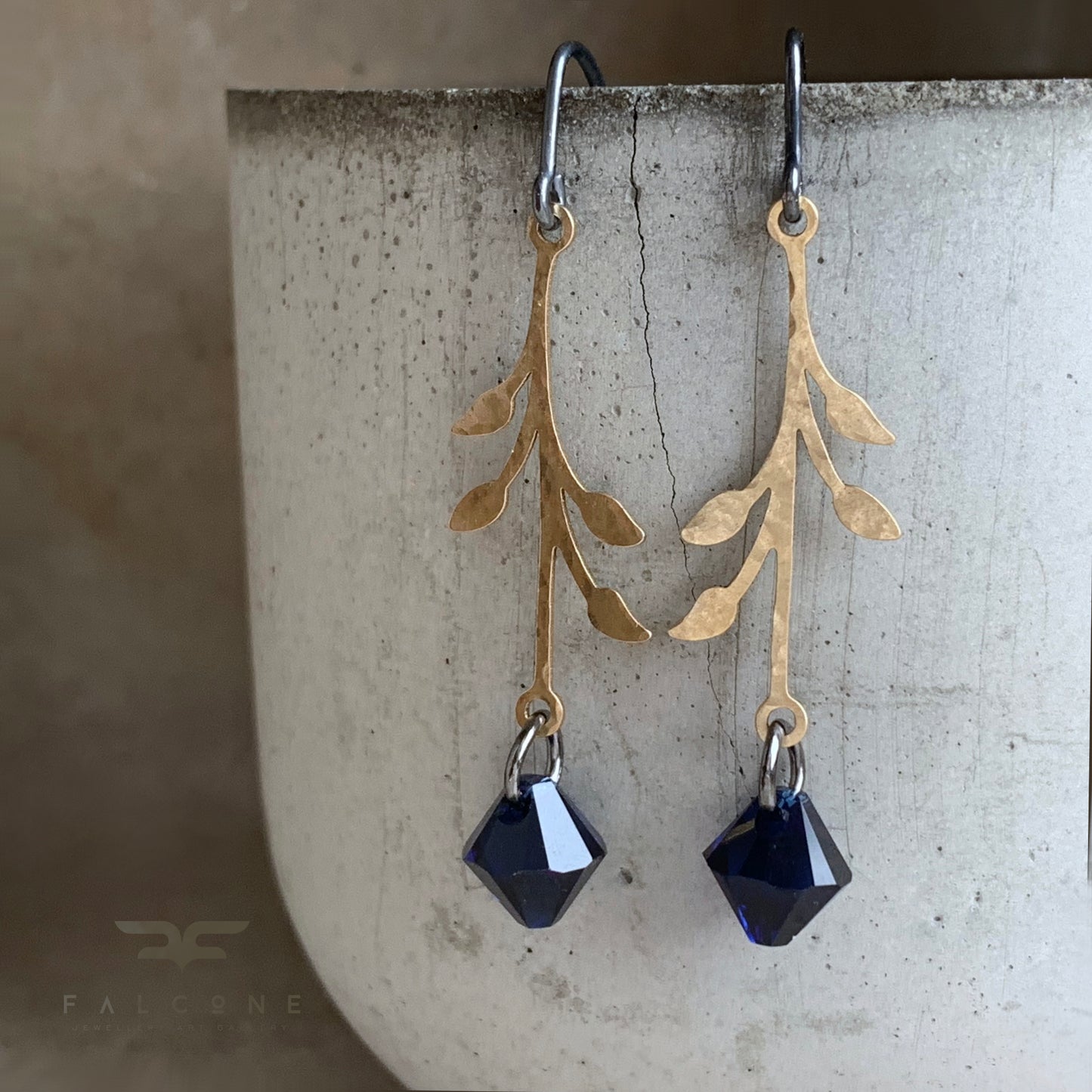Pendientes de latón, plata de ley y cristales de Swarovski 'Rosa Urbana – Noche Oscura'