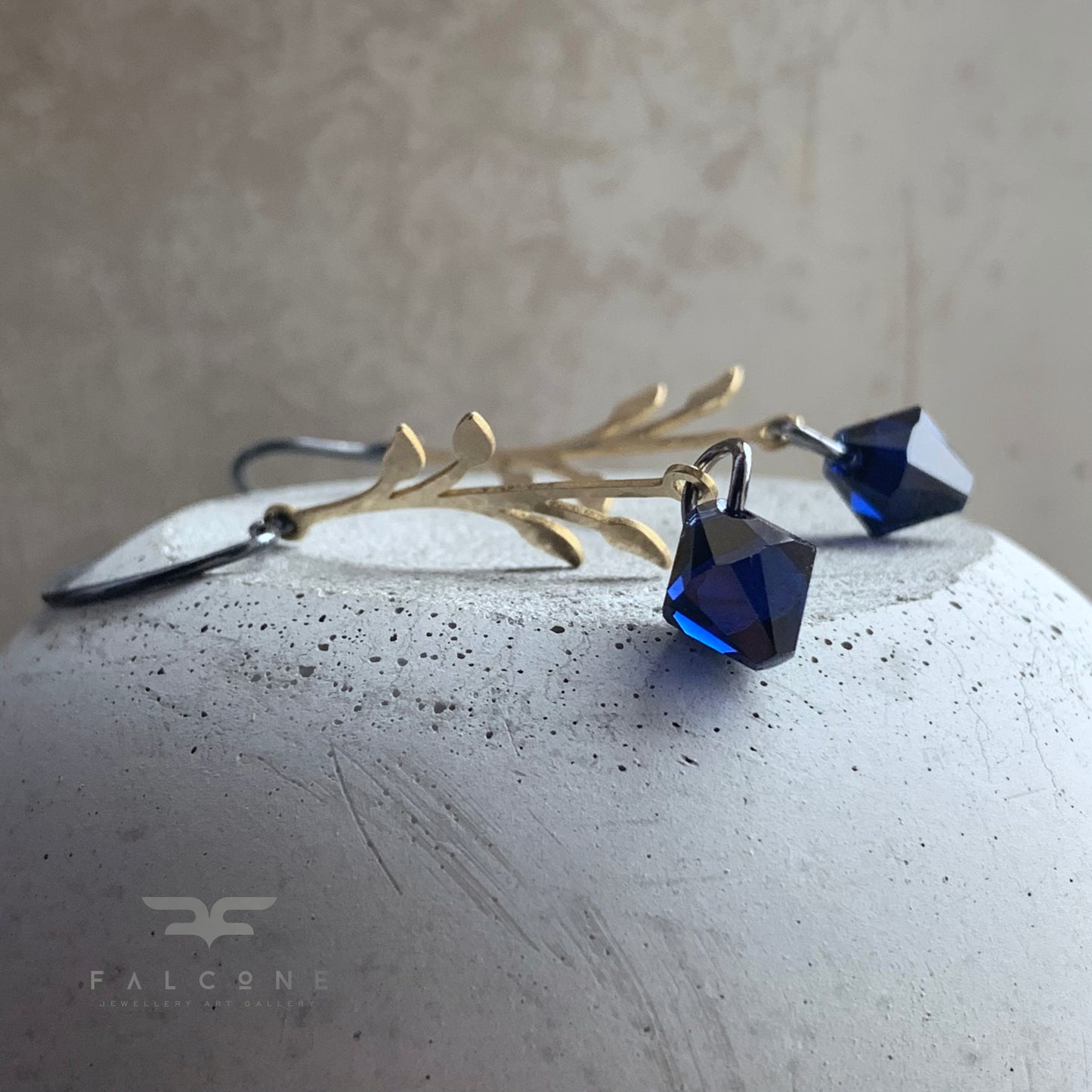 Pendientes de latón, plata de ley y cristales de Swarovski 'Rosa Urbana – Noche Oscura'