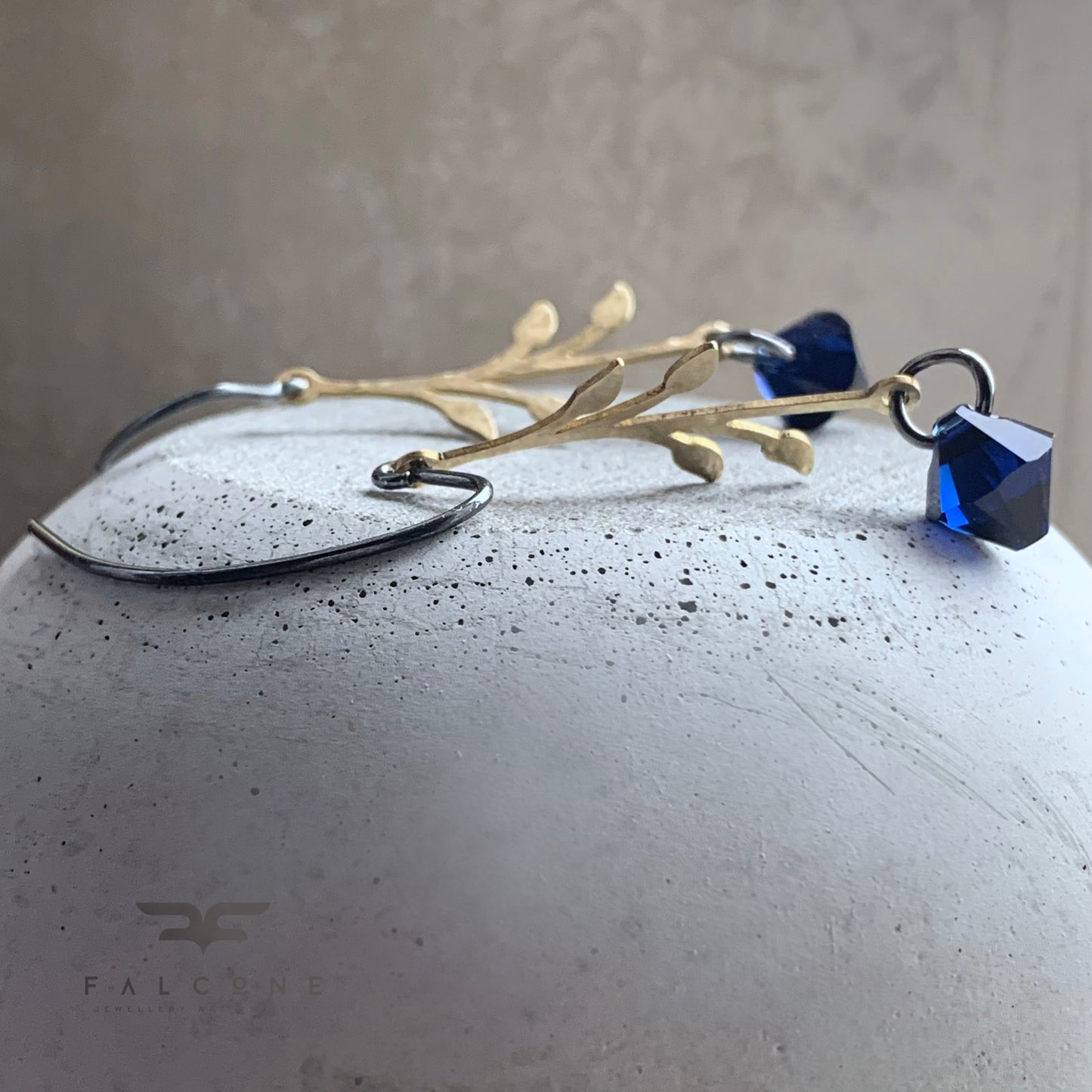 Pendientes de latón, plata de ley y cristales de Swarovski 'Rosa Urbana – Noche Oscura'