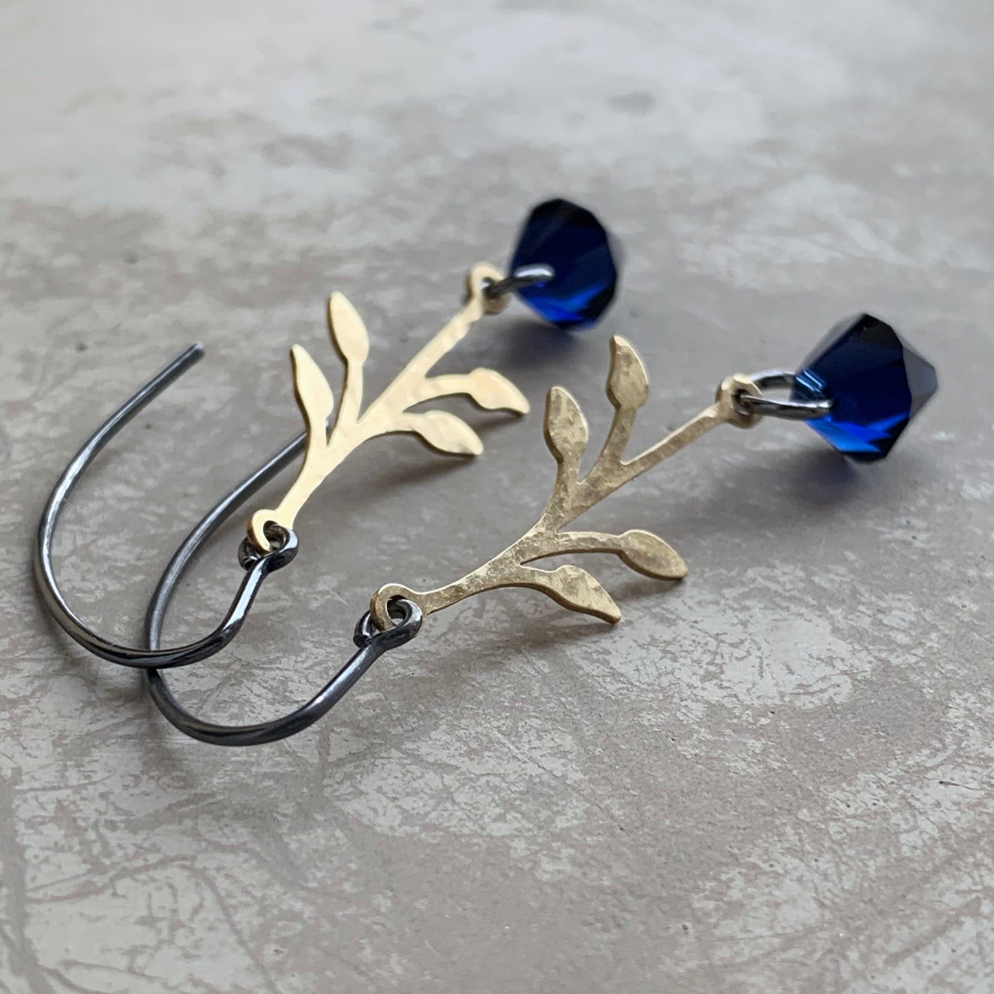 Pendientes de latón, plata de ley y cristales de Swarovski 'Rosa Urbana – Noche Oscura'