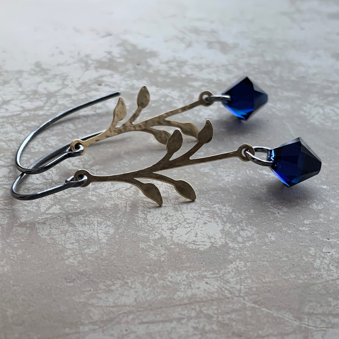 Pendientes de latón, plata de ley y cristales de Swarovski 'Rosa Urbana – Noche Oscura'