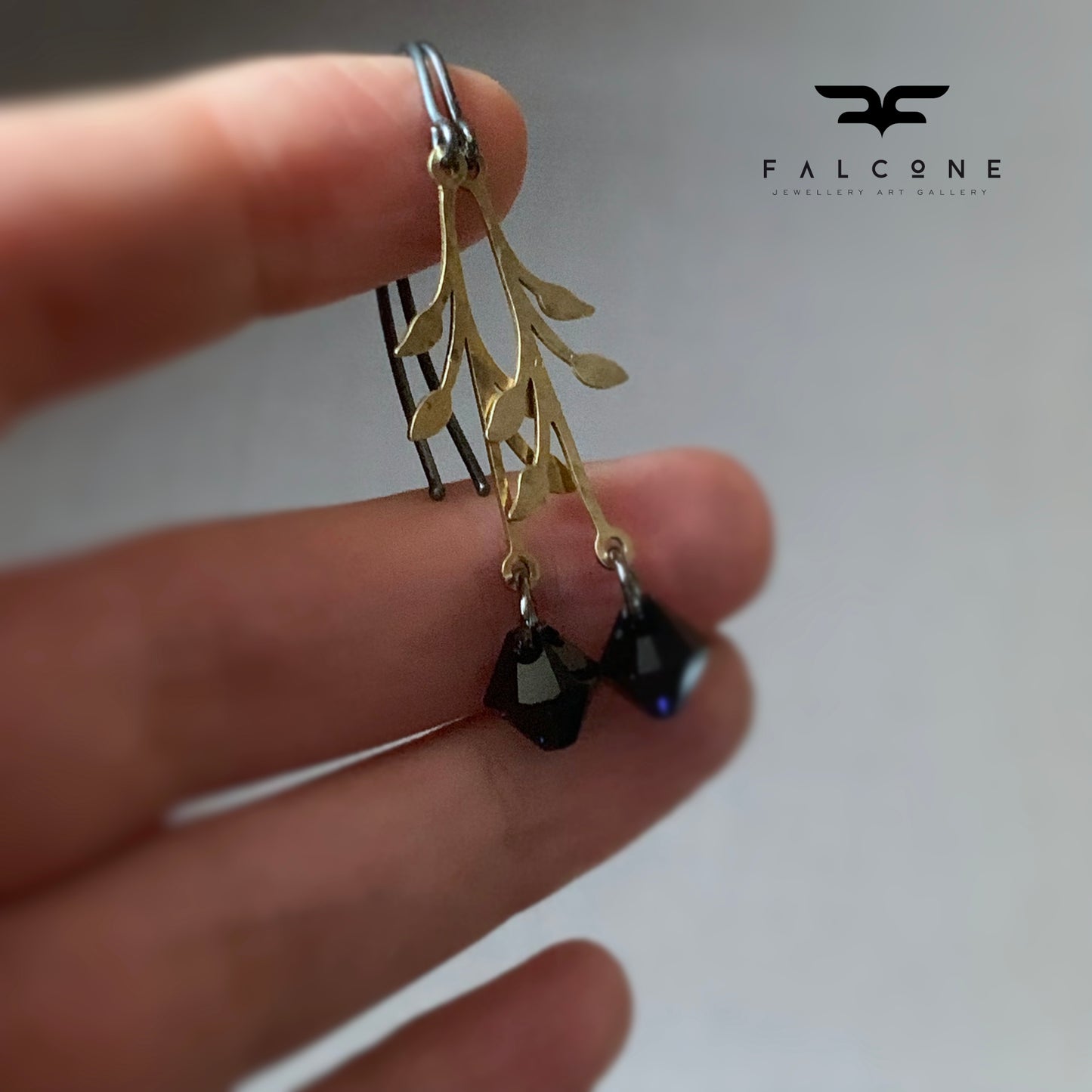 Pendientes de latón, plata de ley y cristales de Swarovski 'Rosa Urbana – Noche Oscura'