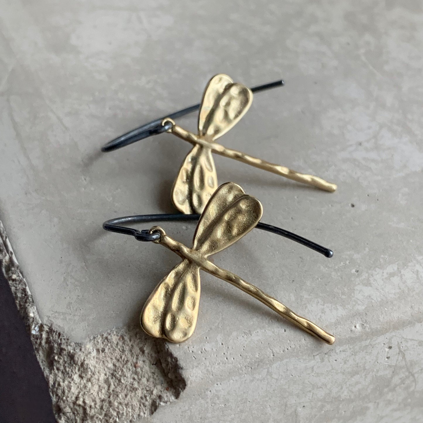 Pendientes de latón y plata 'Libélula dorada'