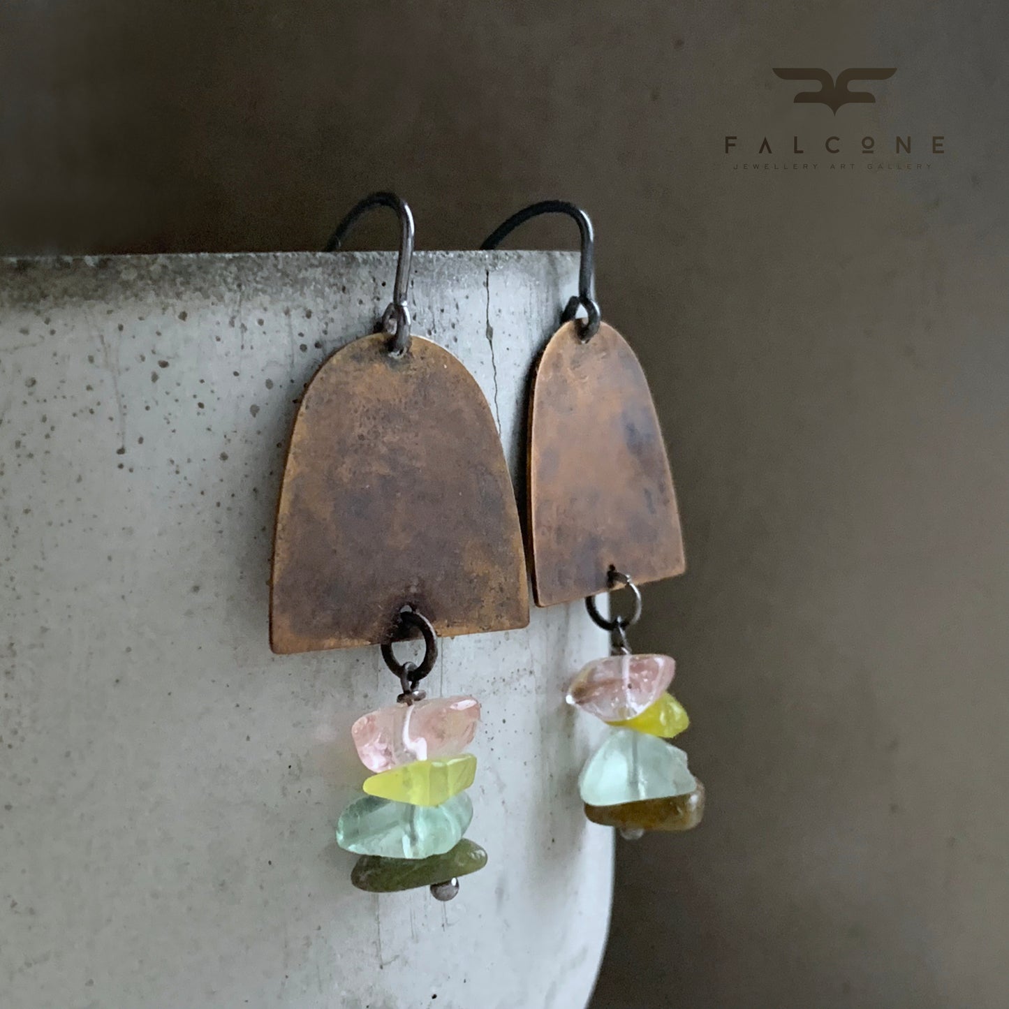 Pendientes de latón, minerales y plata de ley 'Sauvageza'