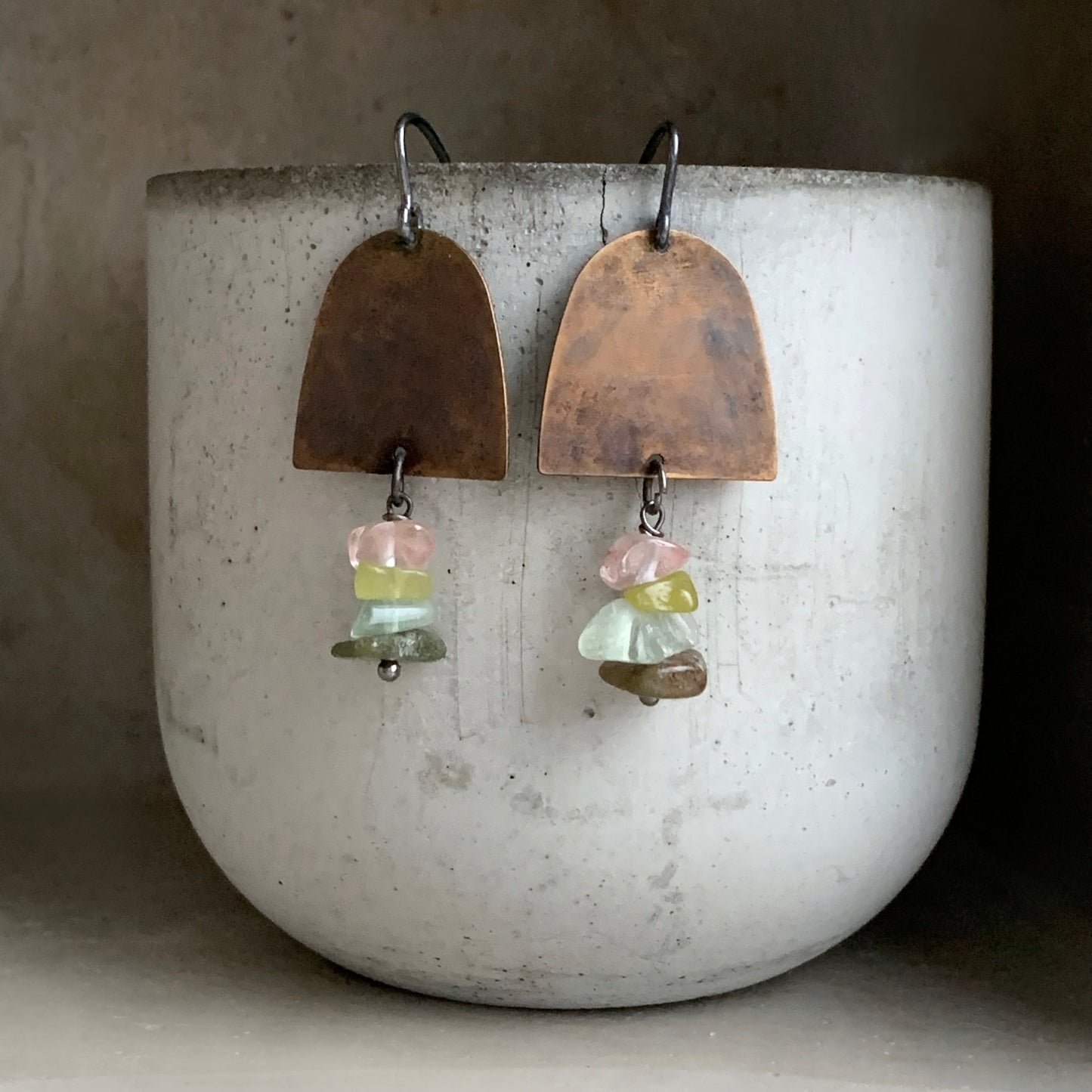 Pendientes de latón, minerales y plata de ley 'Sauvageza'