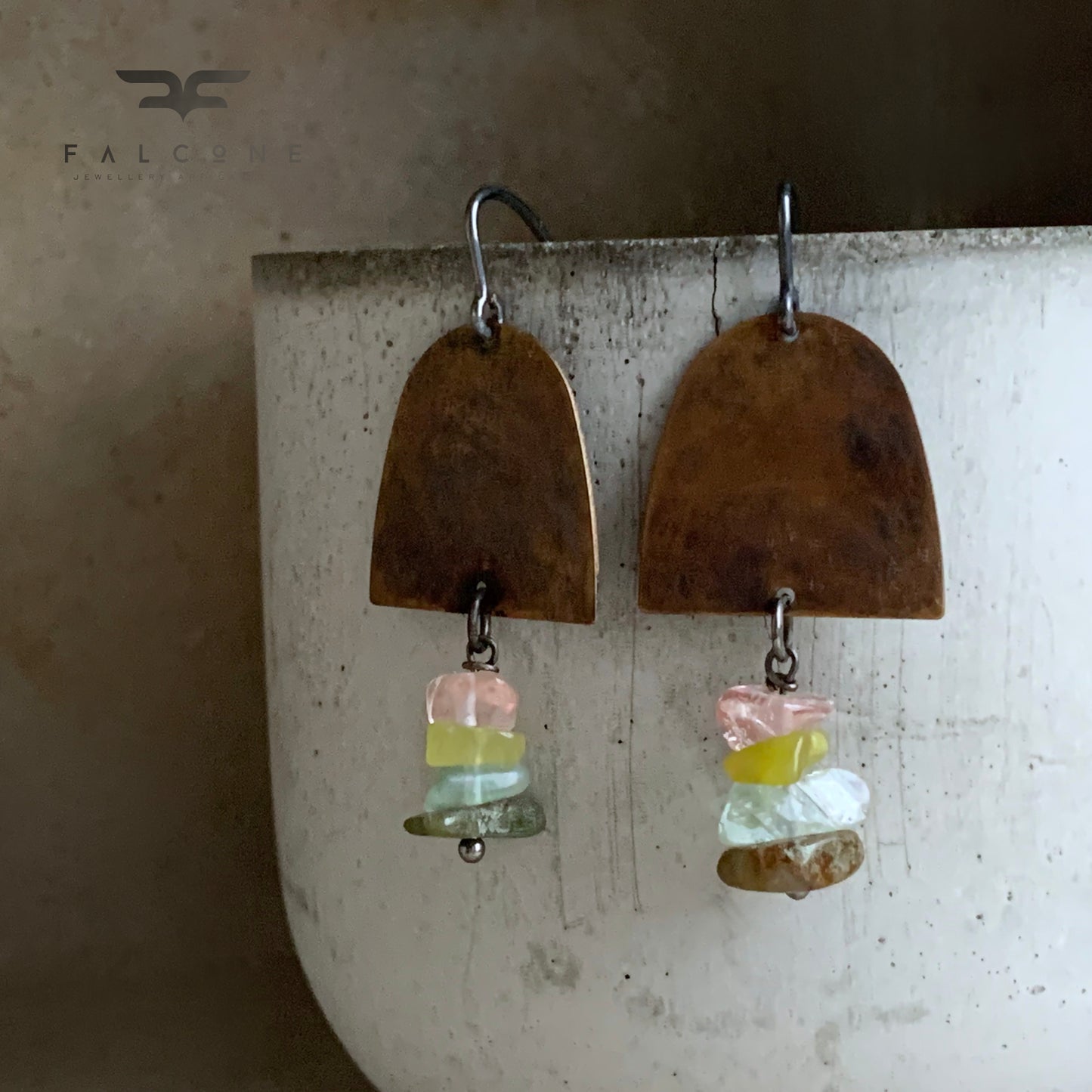 Pendientes de latón, minerales y plata de ley 'Sauvageza'