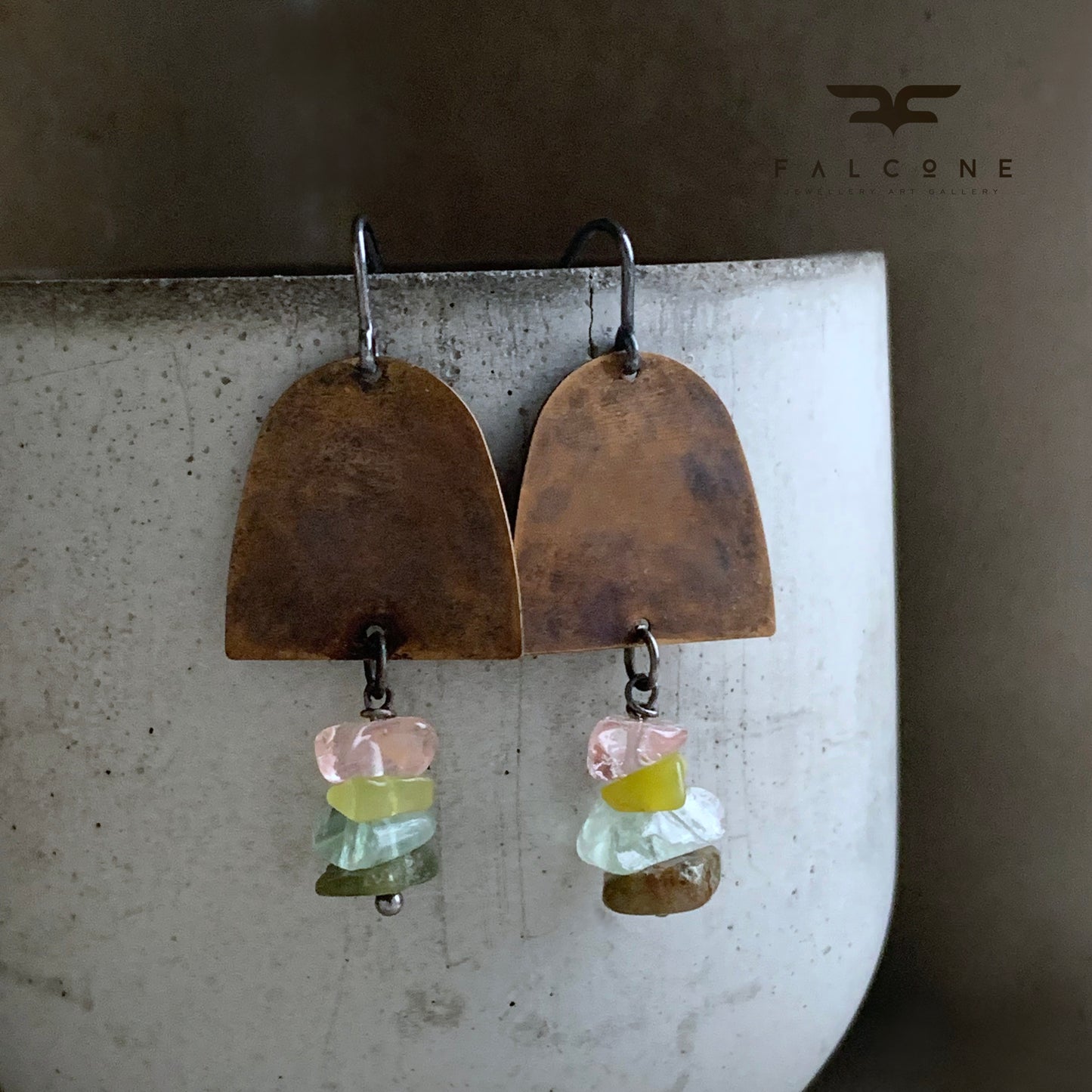 Pendientes de latón, minerales y plata de ley 'Sauvageza'