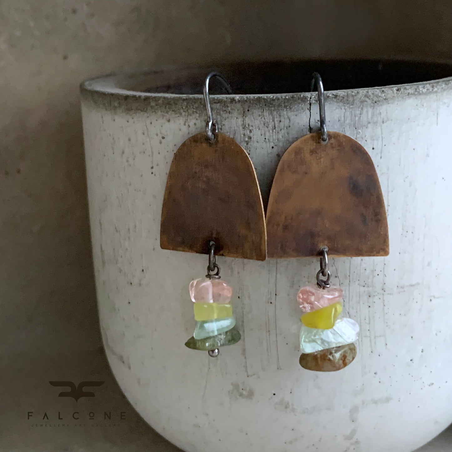 Pendientes de latón, minerales y plata de ley 'Sauvageza'