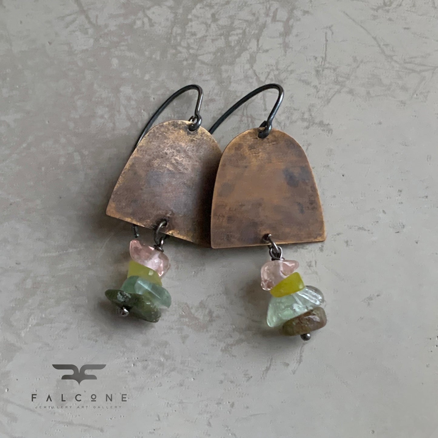 Pendientes de latón, minerales y plata de ley 'Sauvageza'