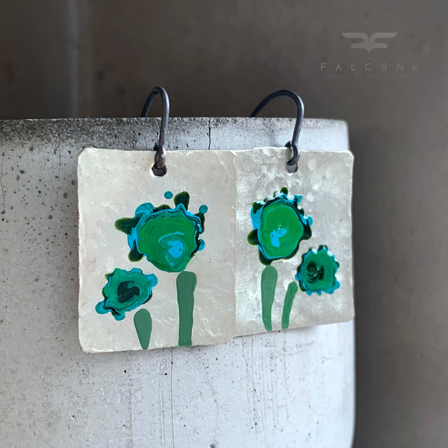 Pendientes esmaltados de latón blanco - joyería única hecha a mano 'Flores en verde esmeralda'