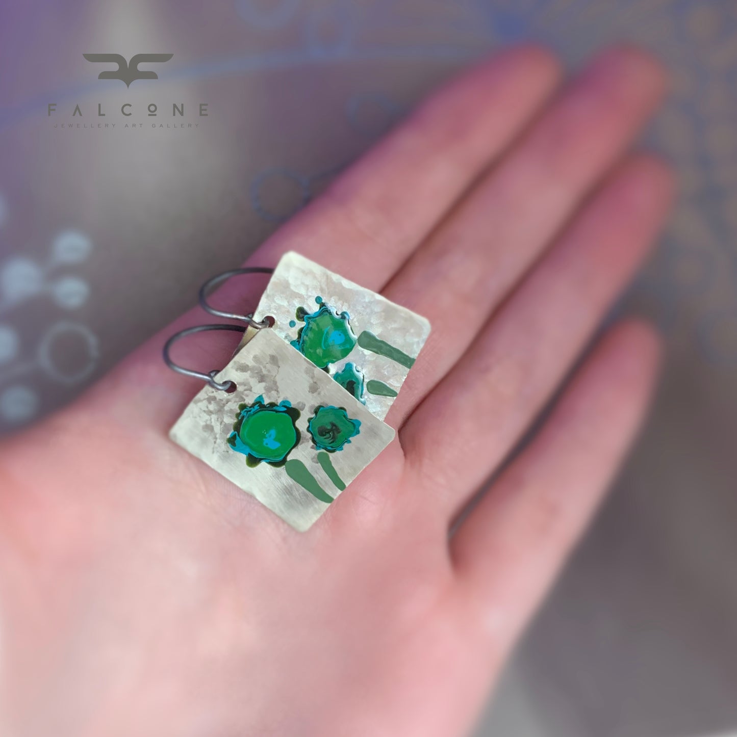 Pendientes esmaltados de latón blanco - joyería única hecha a mano 'Flores en verde esmeralda'