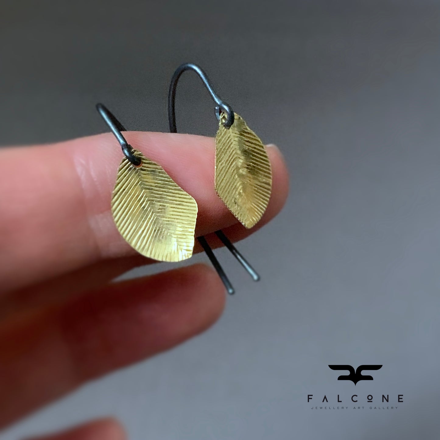 Pendientes de latón y plata de ley 'Plumas Doradas'