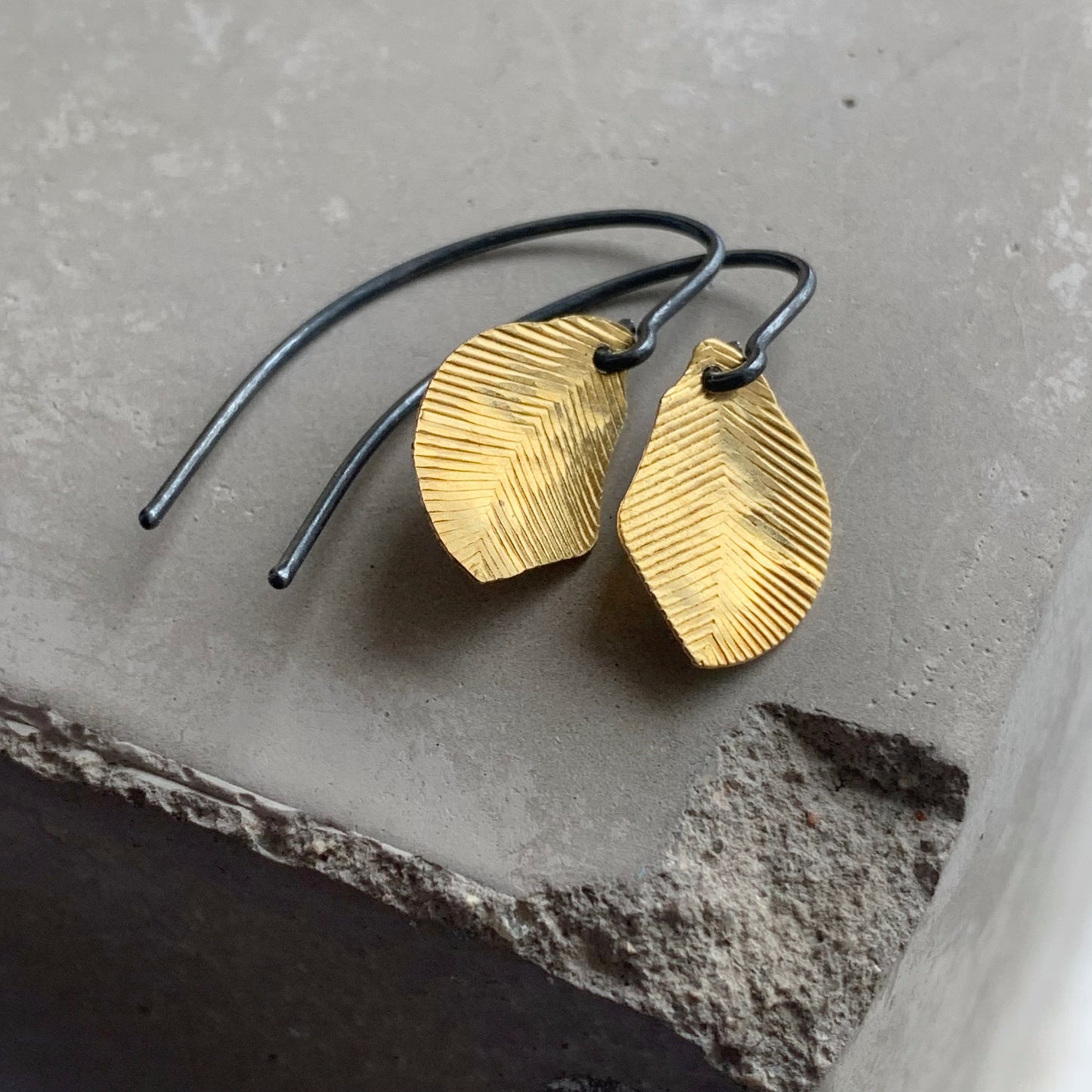 Pendientes de latón y plata de ley 'Plumas Doradas'