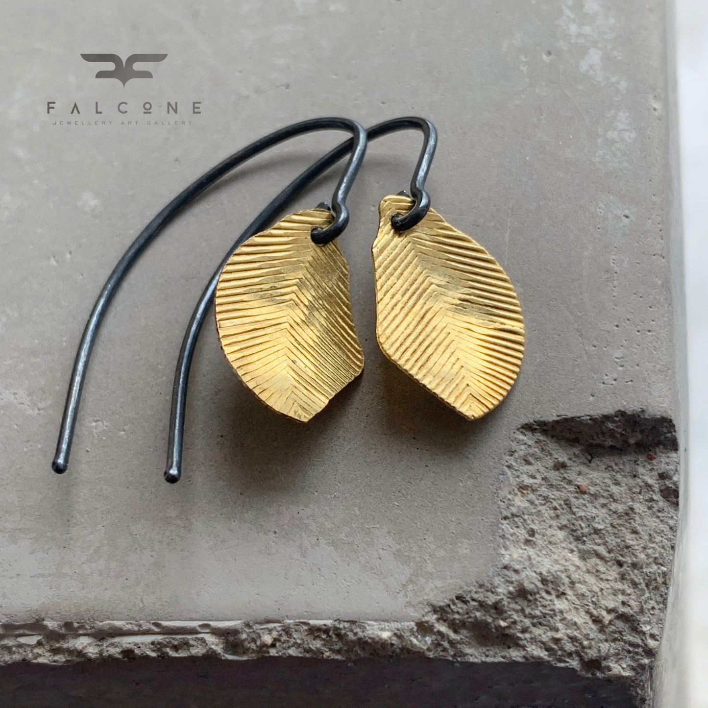 Pendientes de latón y plata de ley 'Plumas Doradas'