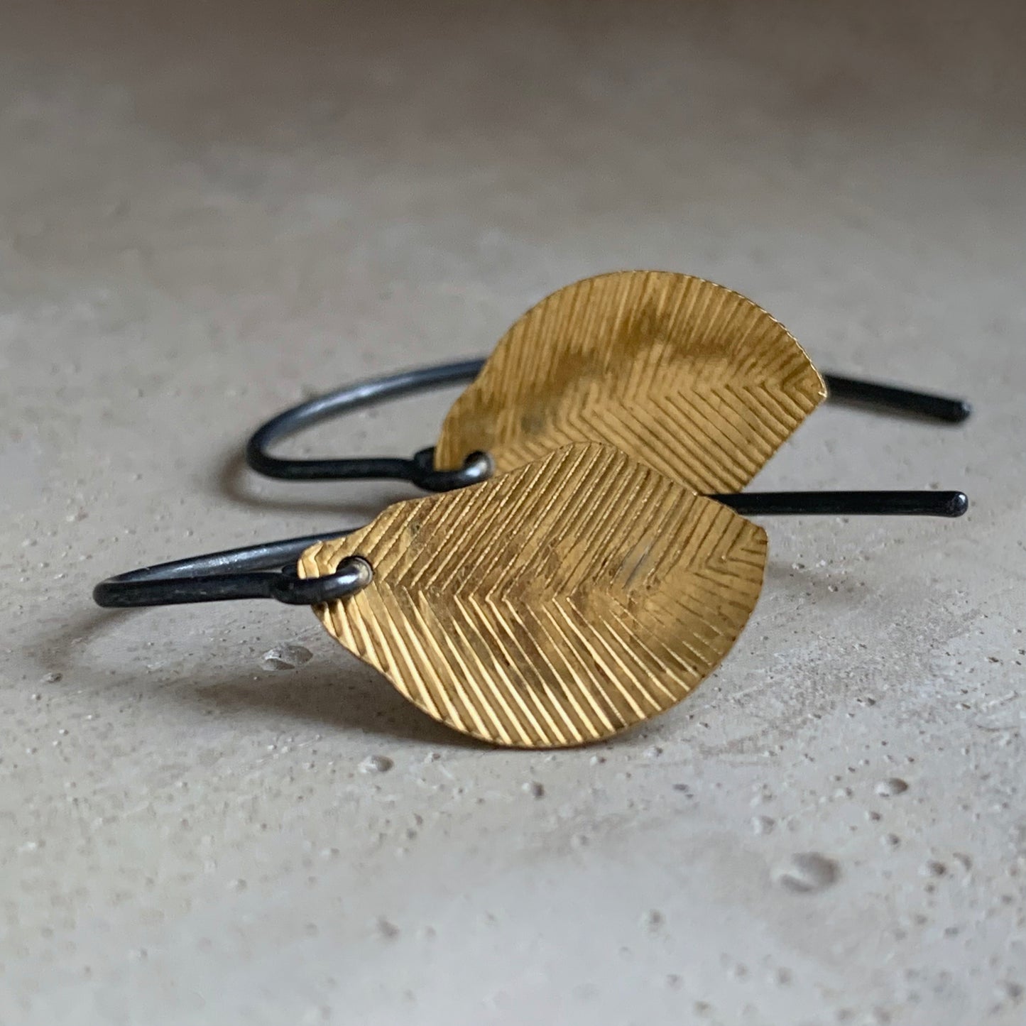 Pendientes de latón y plata de ley 'Plumas Doradas'