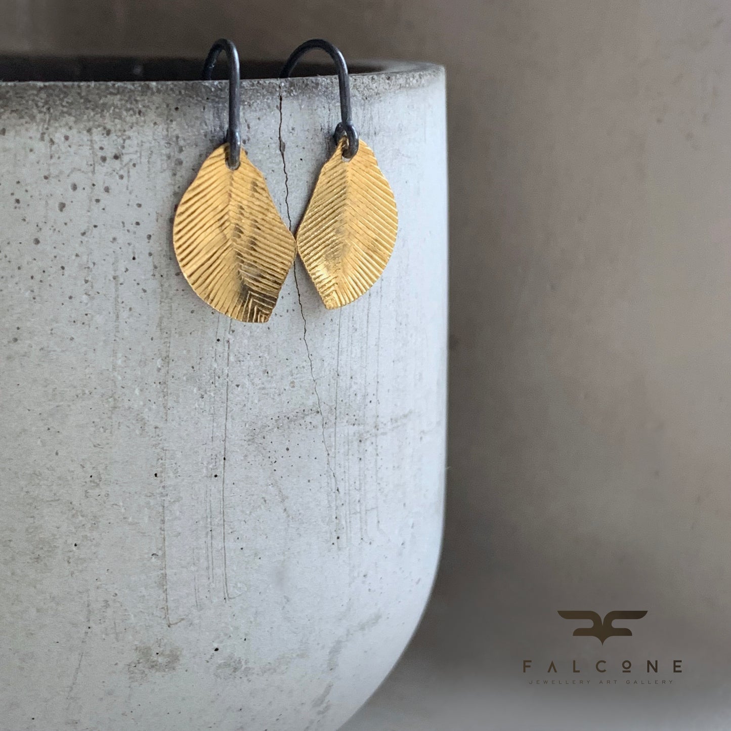 Pendientes de latón y plata de ley 'Plumas Doradas'