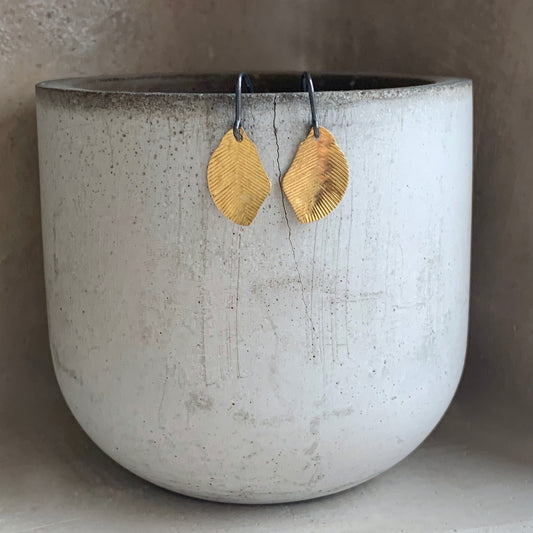 Pendientes de latón y plata de ley 'Plumas Doradas'