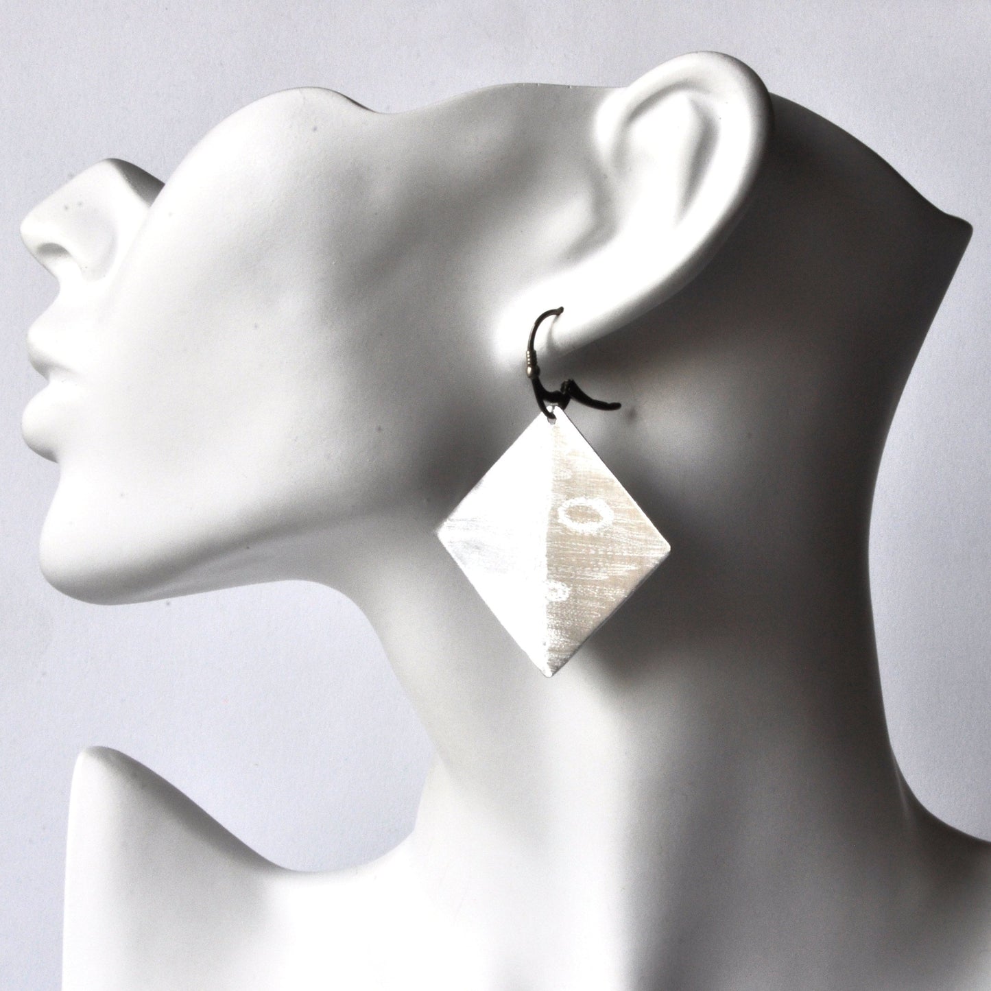 Large aluminium engraved earrings '2 Faces'