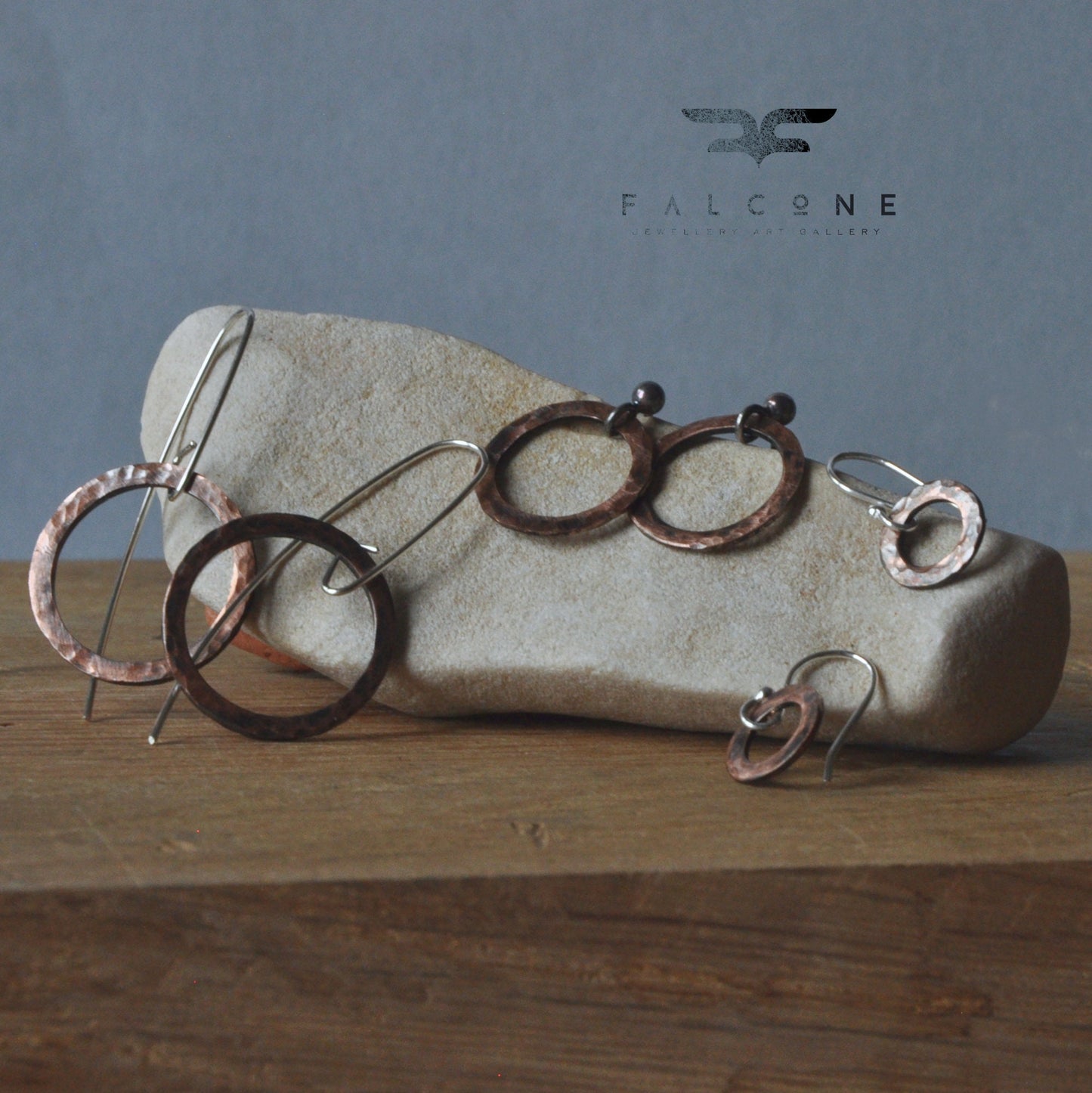 Pendientes circulares de cobre con ganchos de plata 'Brick raw copper'