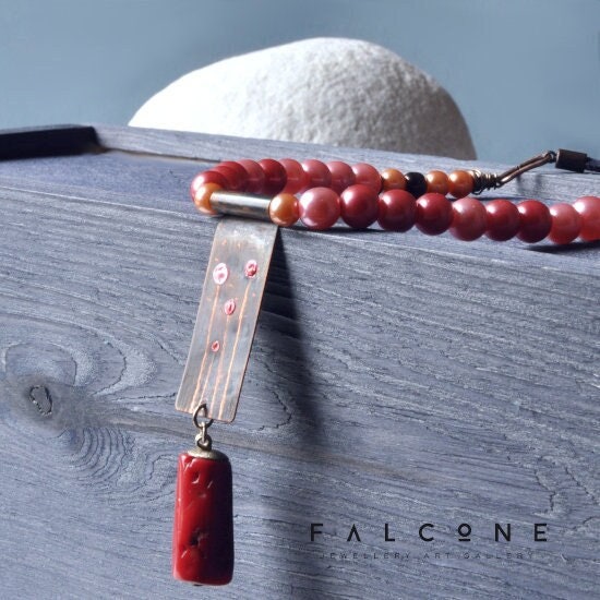 Collar largo con colgante de cobre grabado, perlas de cristal y coral 'Field Flowers'