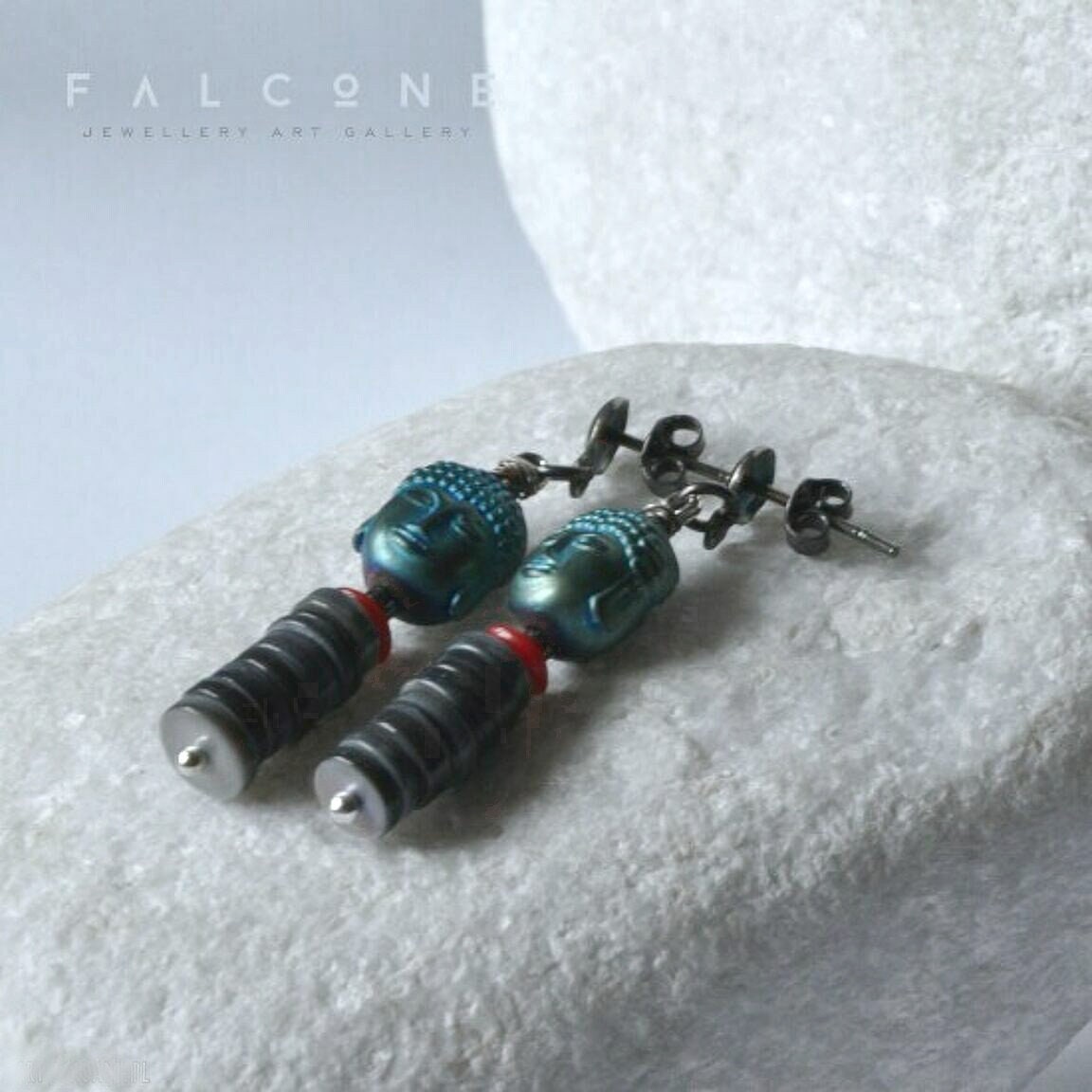 Pendientes de plata con concha gris, coral y hematitas talladas 'Zen'