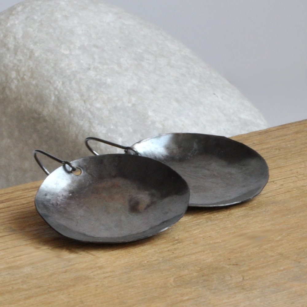 Hand-formed large copper earrings in almost black color 'Graphite Circles'