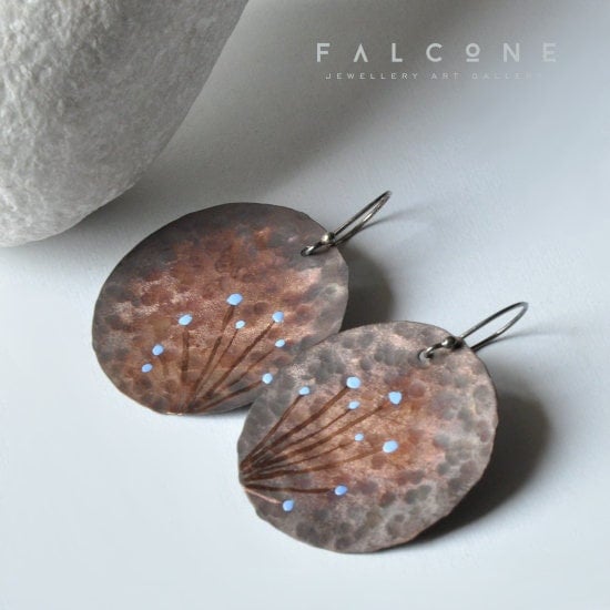 Pendientes grandes de cobre con motivo floral grabado y esmaltado 'Floral Impressions'